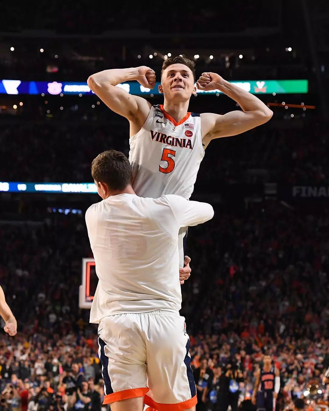 雷速官网-赛场杀伐：队员蓄势待发，挑战巨大压力