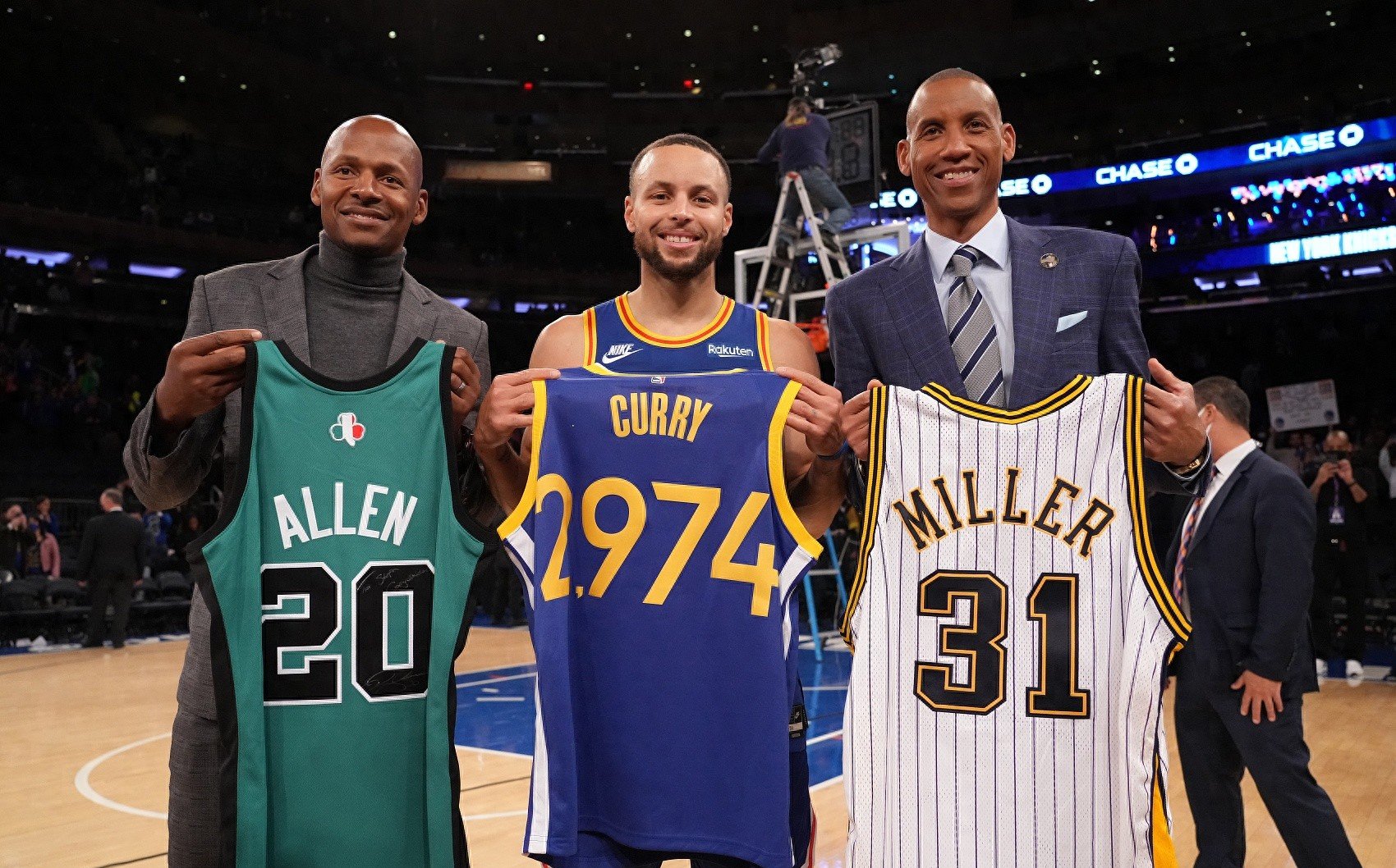 雷速直播-勇士战国王，库里翻篮币稳定表现砍下35+得分