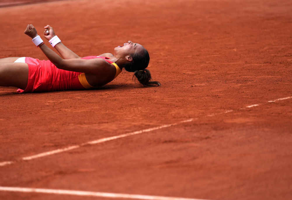 雷速-夺冠瞬间!金牌选手庆祝胜利,感动现场