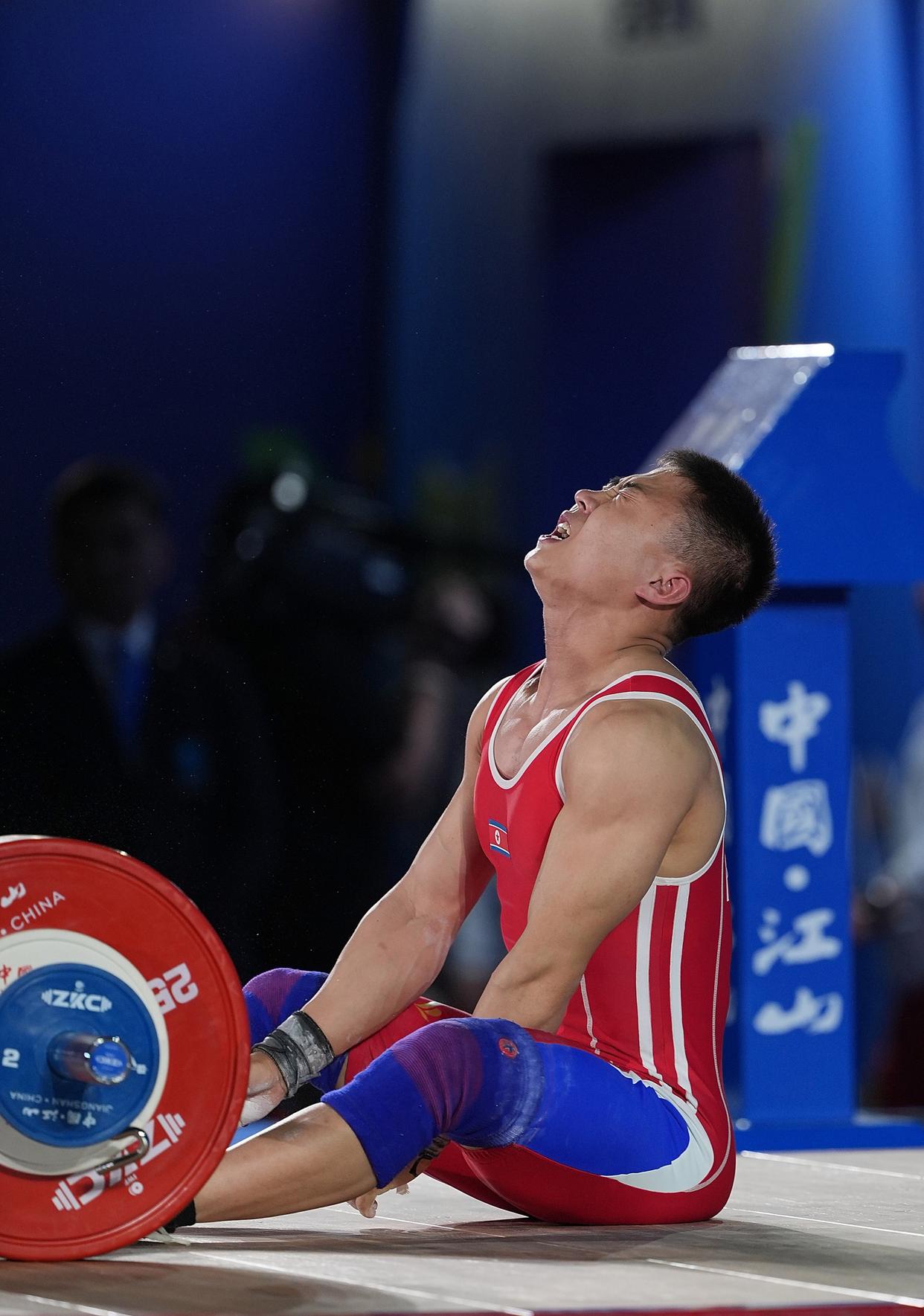 雷速官网-俄罗斯举重选手一举夺冠刷新自身纪录